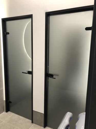 Дверь в алюминиевой коробке