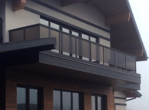 Ограждения балконов и террас на стойках с поручнем