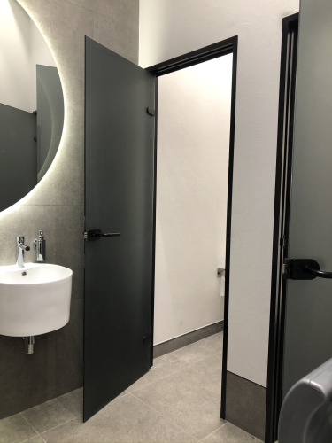 Дверь в алюминиевой коробке