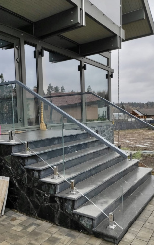 Ограждения лестниц на министойках с поручнем