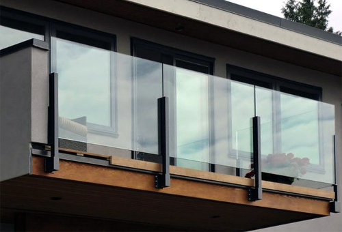 Ограждения балконов и террас на стойках с торцевым креплением