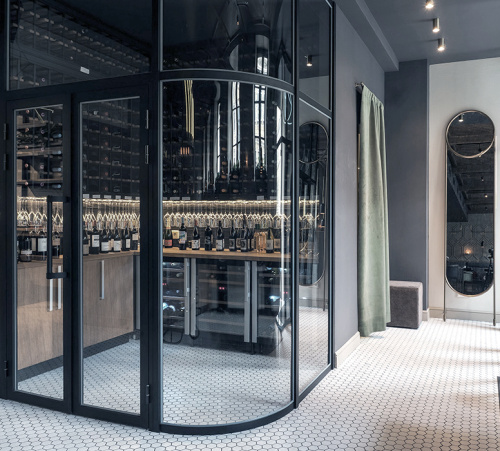 Перегородка с гнутым стеклом