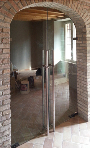 Дверь маятниковая двустворчатая с доводчиком фигурная