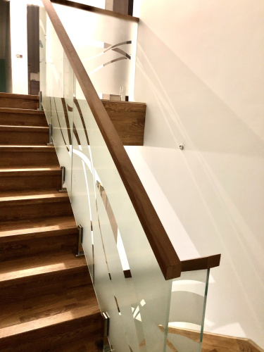 Ограждения лестниц на министойках с поручнем