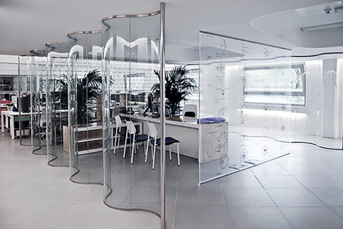 Перегородка с гнутым стеклом