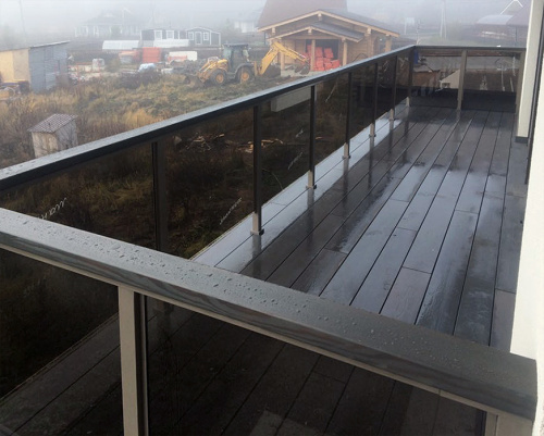 Ограждения балконов и террас на стойках с поручнем