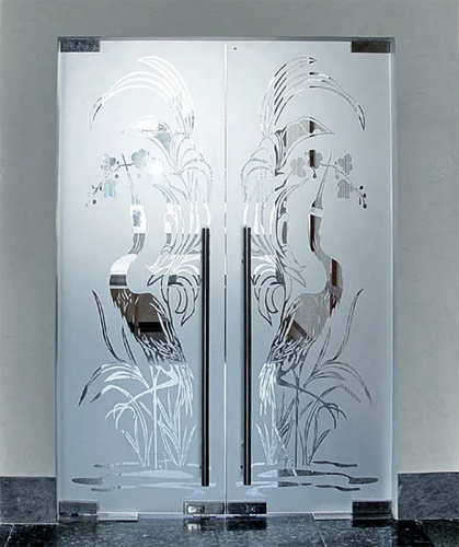 Дверь маятниковая с доводчиком с рисунком