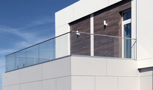 Ограждения балконов и террас на профиле с поручнем