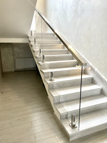 Ограждения лестниц на министойках с поручнем