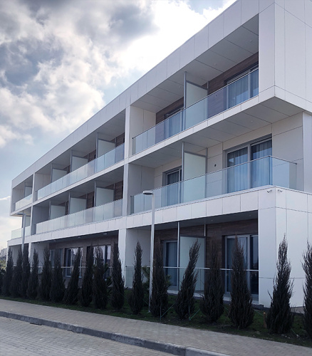 Ограждения балконов и террас на профиле с поручнем