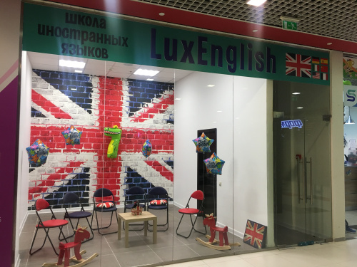 Стеклянная перегородка с дверью на петлях