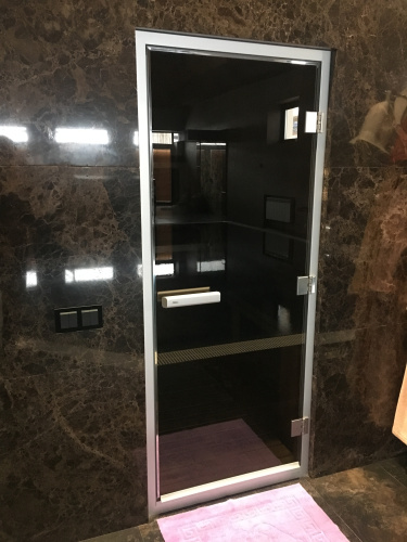 Дверь в алюминиевой коробке