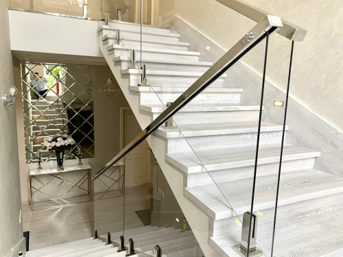 Ограждения лестниц на министойках с поручнем