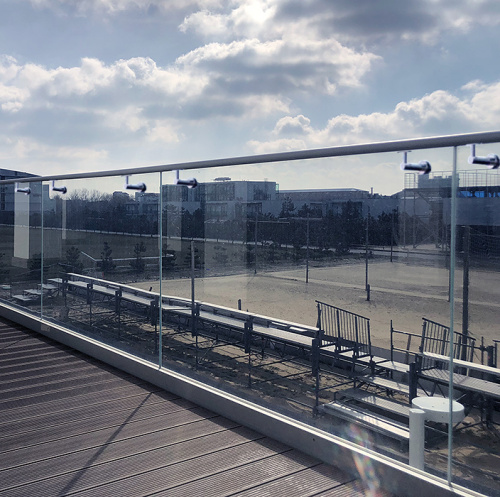 Ограждения балконов и террас на профиле с выносным поручнем