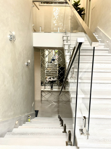 Ограждения лестниц на министойках с поручнем