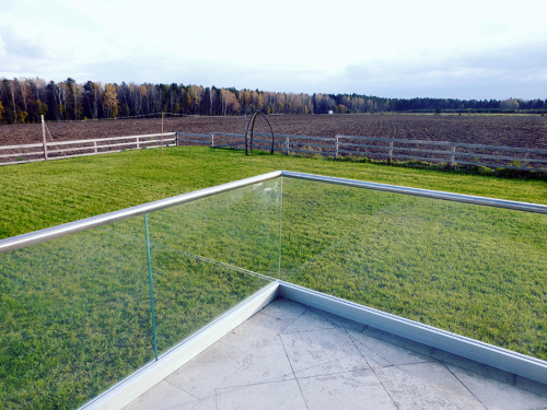 Ограждения балконов и террас на профиле с поручнем