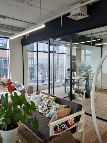 Стеклянная перегородка с дверью на петлях