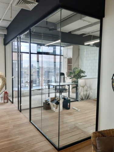 Стеклянная перегородка с дверью на петлях
