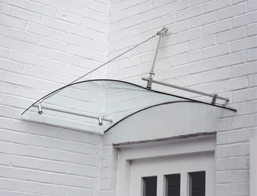 Стеклянный козырек на подвесах с гнутым стеклом