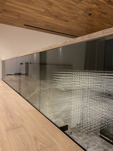 Ограждения балконов и террас на точках с поручнем