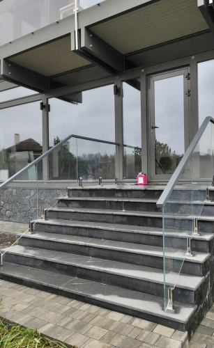 Ограждения лестниц на министойках с поручнем