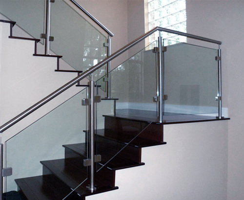 Ограждения лестниц на стойках из нержавеющей стали