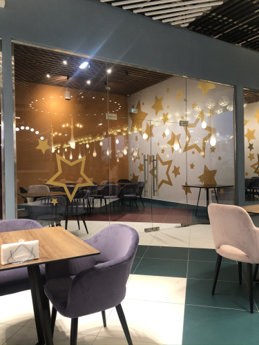 Стеклянная перегородка с дверью на петлях