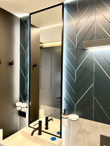 Зеркало прямоугольное в металлической раме с подсветкой