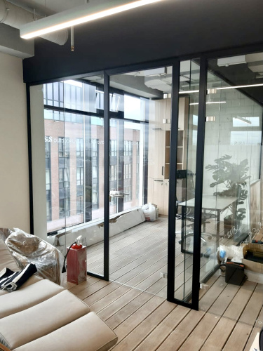 Стеклянная перегородка с дверью на петлях