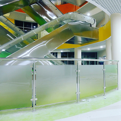 Ограждения балконов и террас на стойках с поручнем