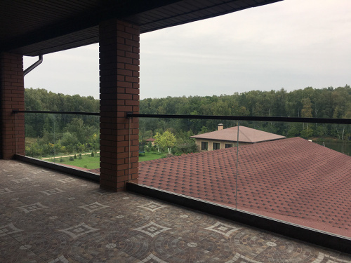 Ограждения балконов и террас на профиле с поручнем