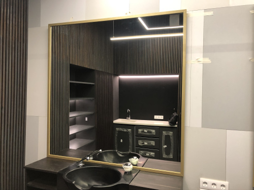 Зеркало прямоугольное в деревянной раме