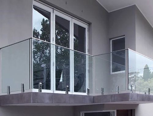 Ограждения балконов и террас на министойках с поручнем