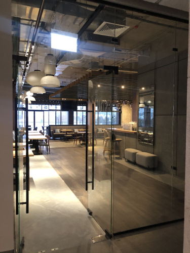 Стеклянная перегородка с дверью на петлях