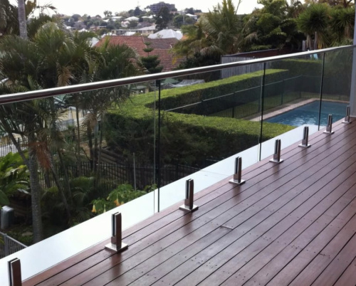 Ограждения балконов и террас на министойках с поручнем